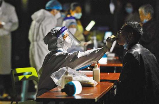 11月4日，江北區石子山體育場，市民有序排隊進行核酸檢測。記者 崔力 攝/視覺重慶