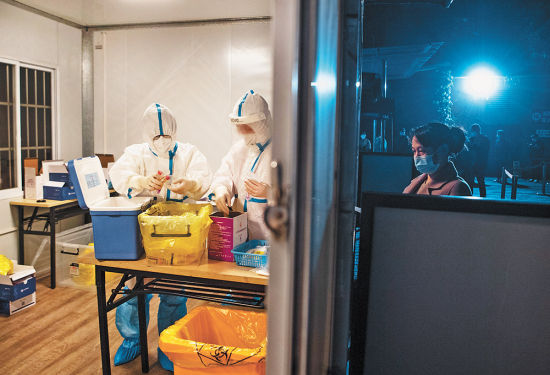 九龙坡区人民医院核酸检测采样站，工作人员正在转运样本。记者 郑宇 摄\视觉重庆