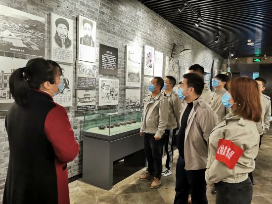  　　图为中建二局首创西永物流园项目前往重庆建川博物馆参观学习。鲁婷婷 摄