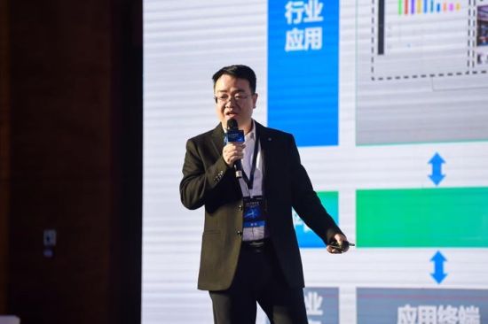 图为重庆飞象工业互联网有限公司副总经理李斌作分享。主办方供图
