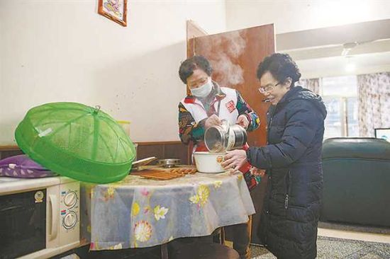 1月5日上午，南岸區南坪街道，志愿者朱樹華將“暖心湯”送到丁婆婆家中。記者 崔力 攝/視覺重慶