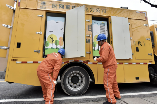 1月15日，由國網重慶市電力公司自主研發的全國首臺首套組合式移動儲能車在花田鄉何家巖村投運。陳碧生 攝