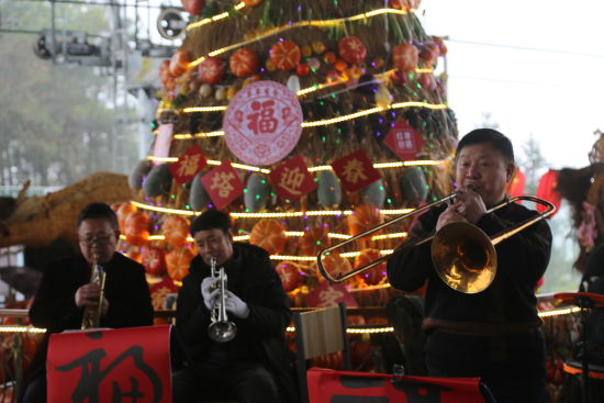 民间传统祭灶神活动引游客参与。 主办方供图