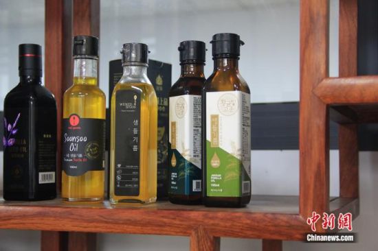重庆市黔中道紫苏种植专业合作社出口到韩国的苏麻籽油产品。梁钦卿 摄