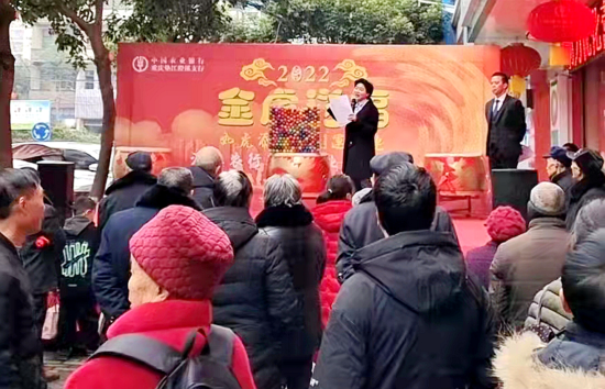 图为在重庆垫江澄溪镇，农行工作人员集中宣讲减费让利政策。 潘钰琳 摄