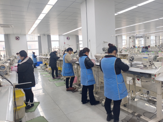 图为 重庆市仰慕服饰有限公司车间，工人们正在有条不絮的生产。 梁平区委统战部供图