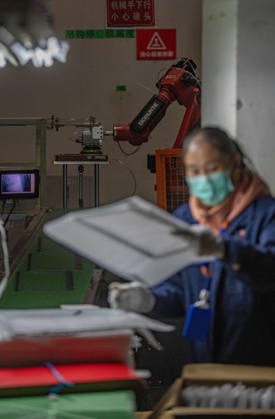 2022年 2月21日，璧山高新区，重庆宇海精密制造股份有限公司组装车间，工人更多负责机器手完成生产后的检验工作。记者 崔力 摄