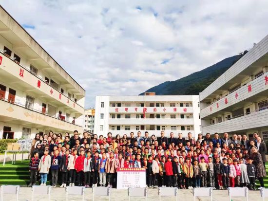 图为巫山企业家在建坪小学爱心捐助的合影。巫山县委宣传部提供