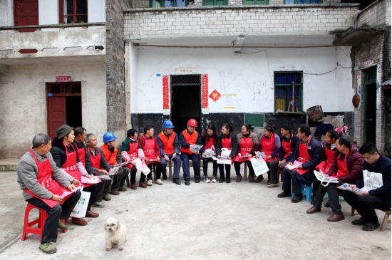刘军(左九)为村民讲解安全用电知识。国网重庆市电力公司供图