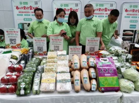 图为铜梁区在重庆市绿色食品展览会上展示部分绿色蔬菜认证品种。 铜梁区农业农村委供图