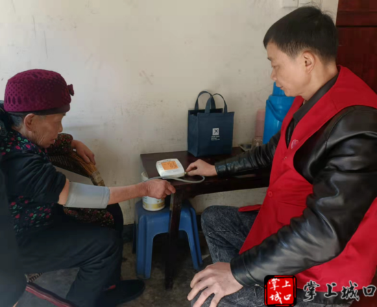 图为 左岚乡组织志愿者为残疾老人测血压。 左岚乡供图