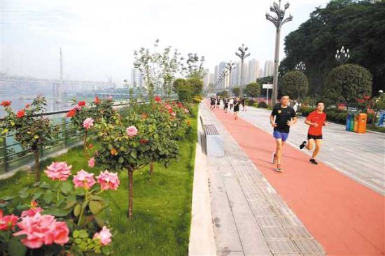 市民在北滨路漫行步道锻炼。 江北区委宣传部供图