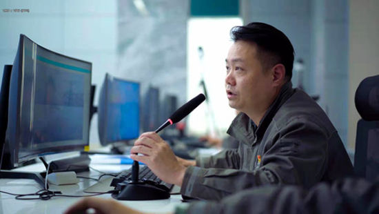 图为国网重庆电力员工通过智能监控系统远程指挥现场检修作业。李涛 摄