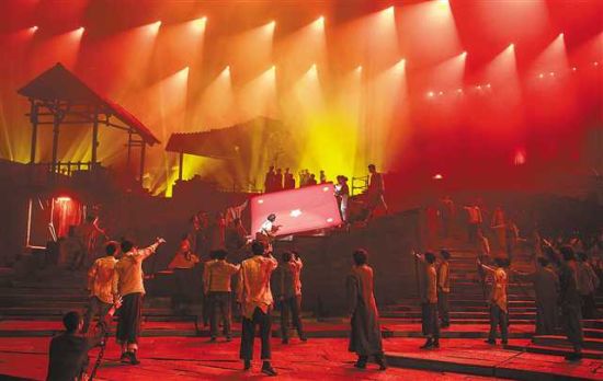 四月二日，大型紅色舞臺劇《重慶·1949》調整升級后的首場演出在重慶1949大劇院上演。記者 鄭宇 攝\視覺重慶