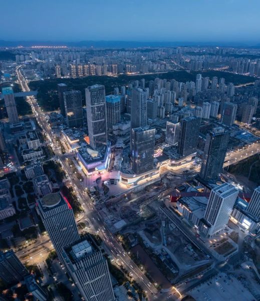 圖為建設中的中央公園商圈實景圖。 麓悅江城項目組供圖