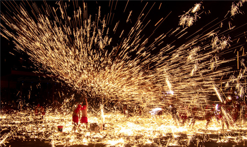在火中舞、龍在火中飛。銅梁區文化旅游委供圖