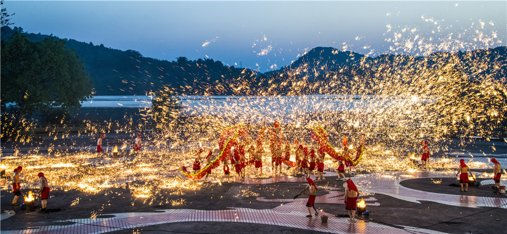 銅梁火龍表演現場氣氛熱烈火爆，場面蔚為壯觀。銅梁區文化旅游委供圖