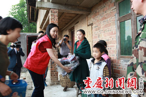 重庆农村留守儿童提前获赠儿童节礼物--11--重